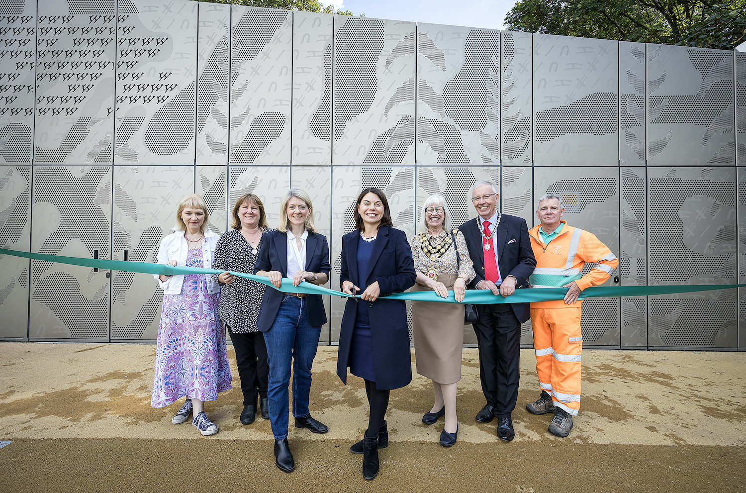 The Tideway team with Sarah Olney MP, cutting the ribbon